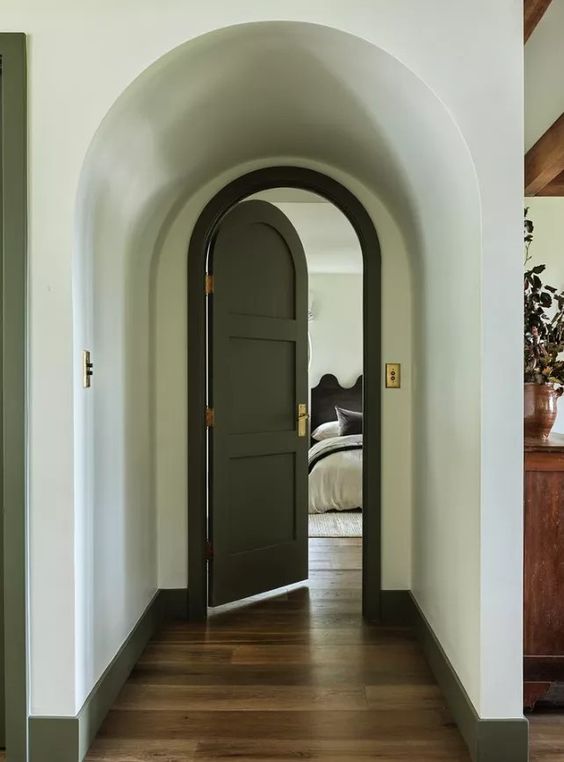 an arched doorway with a dark green arched door is a very chic solution, everything arched is on top, and dark green is very relaxing