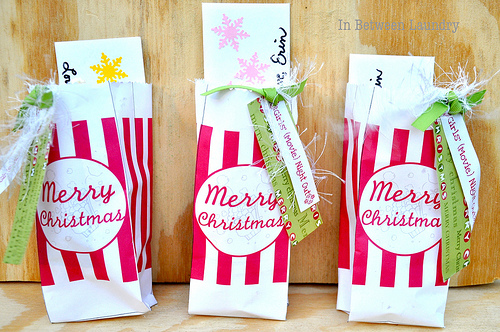 Free Christmas Popcorn Bag Template (via inbetweenlaundry)