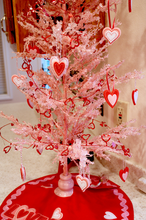 Sweet DIY Valentine Tree (via ellesstudio)