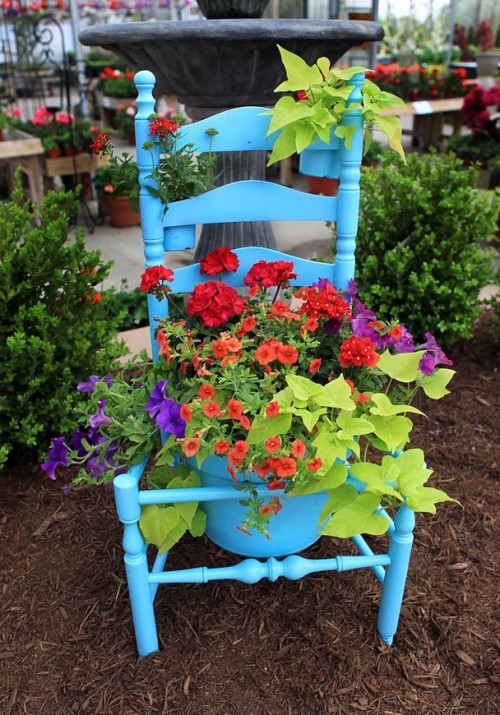 5 Ideas To Transform Old Chairs Into Beautiful Mini Gardens