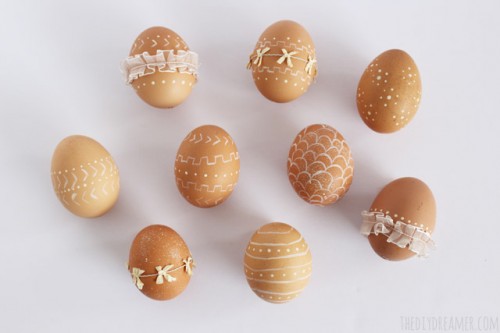 lace and sharpie eggs (via thediydreamer)