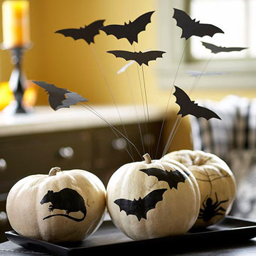 bats and pumpkins centerpiece (via bhg)