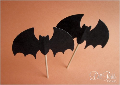 bat cupcake flags (via dillpicklepicnic)