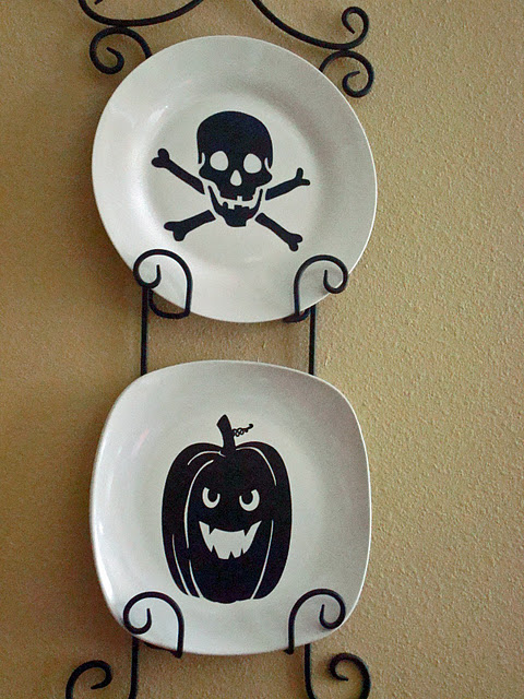 Halloween plate decor (via shelterness)