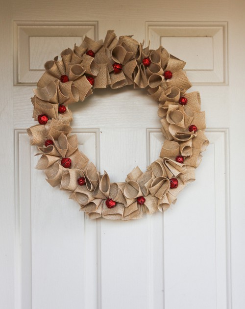 burlap holiday wreath (via thenerdswife)