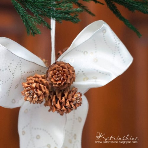 pinecone bow ornaments (via shelterness)