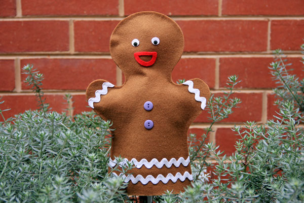 handmade gingerbread man puppet (via thingsforboys)