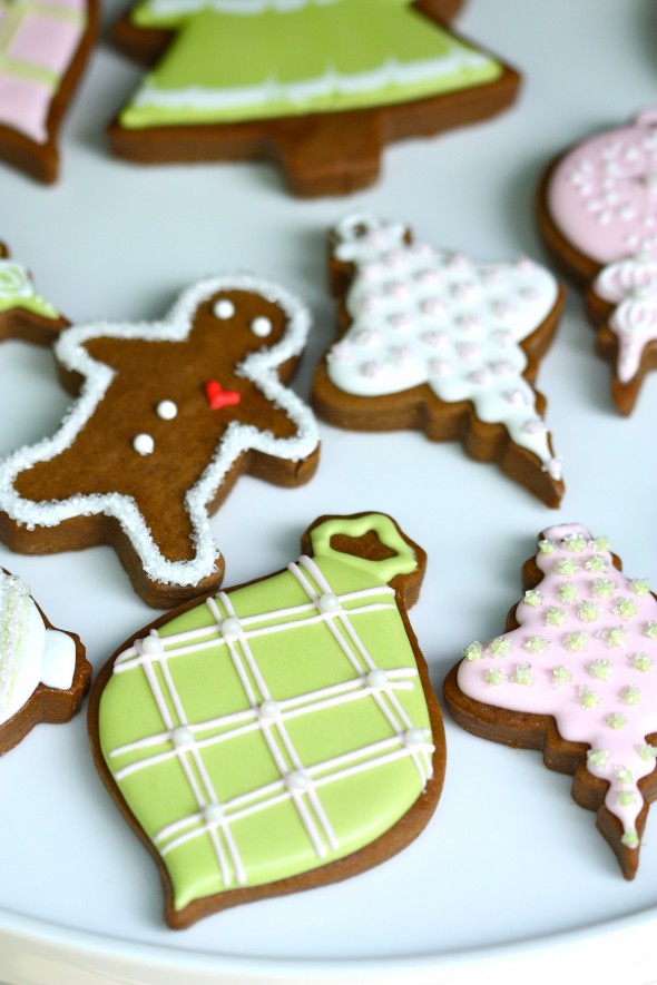 gingerbread with icing (via sweetopia)