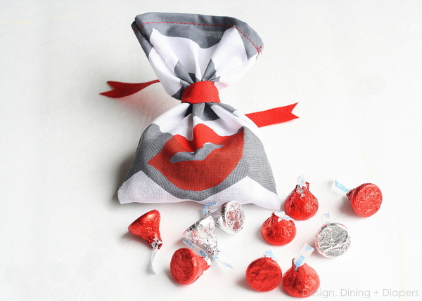 kiss me Valentine's day favors (via designdininganddiapers)