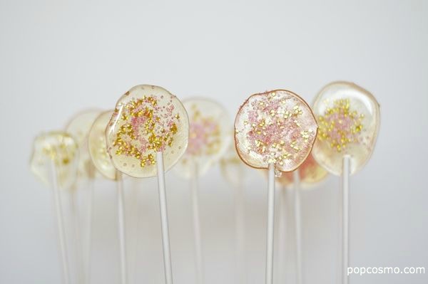 tasty glitter lollipops (via popcosmo)