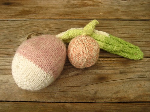 knitted fruit and veg toys (via onmyhonoriwilltry)