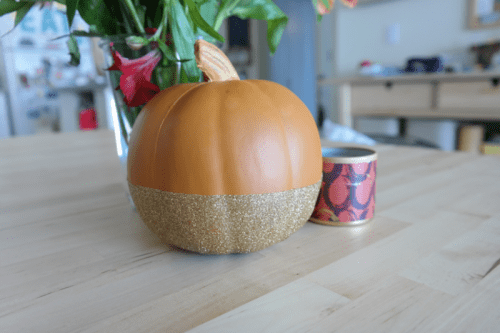 glitter pumpkins (via makescoutdiy)