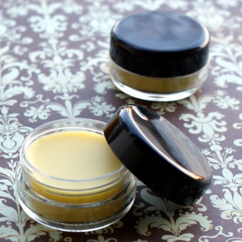 moisturizing lip gloss (via soapdelinews)