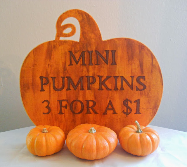 pumpkin sign (via runningwithagluegun)