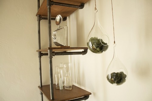 industrial pipe shelving (via hellolidy)