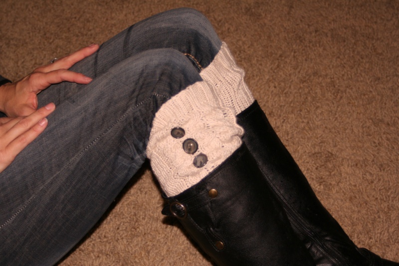 sweater leg warmers with buttons (via showmecute)