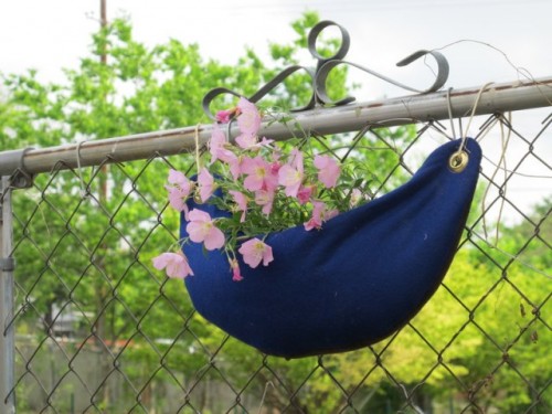 hanging felt planter (via shelterness)