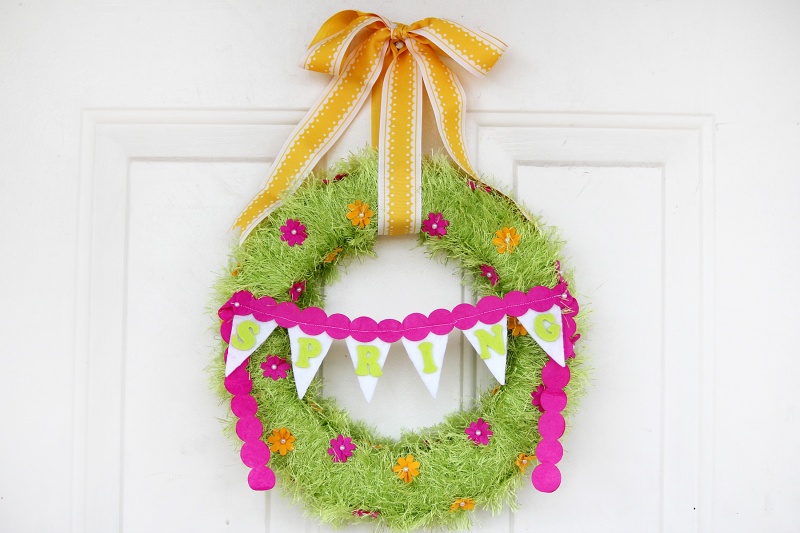 DIY fringed yarn wreath (via craftsunleashed)