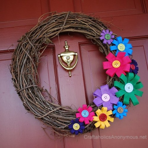 DIY spring felt flowers wreath (via craftaholicsanonymous)