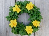 DIY daffodil wreath