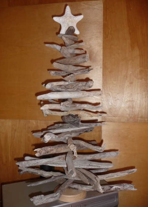 driftwood Christmas tree with sea shells (via instructables)