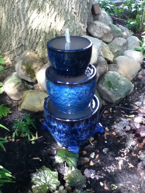 Tiered blue planters are perfect to make a waterfall-like water feature. (via jparisdesigns)