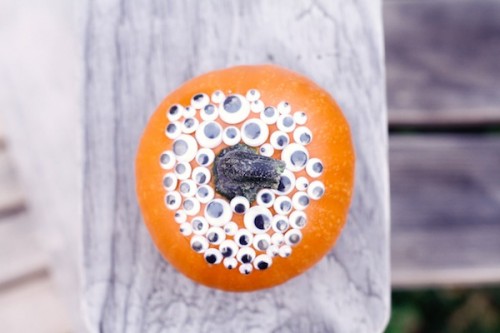 googly eyed pumpkins (via blogalacart)