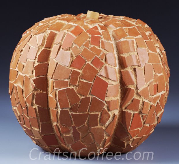 terra cotta mosaic pumpkin (via craftsncoffee)