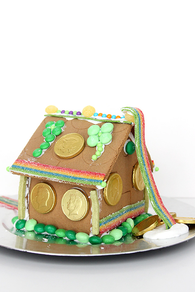 leprechaun gingerbread house (via agirlnamedpj)
