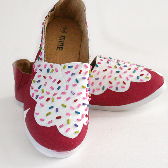 girly shoes makeover (via dreamalittlebigger)