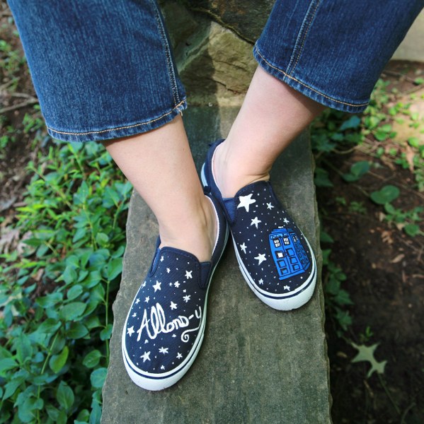 star painted sneakers (via mysocalledcraftylife)