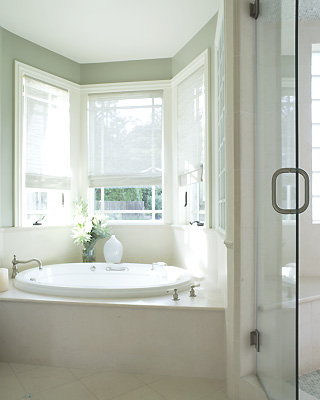 Bay windows are perfect to create a cozy bathing nook. Although window treatments are really necessary for such bathroom.