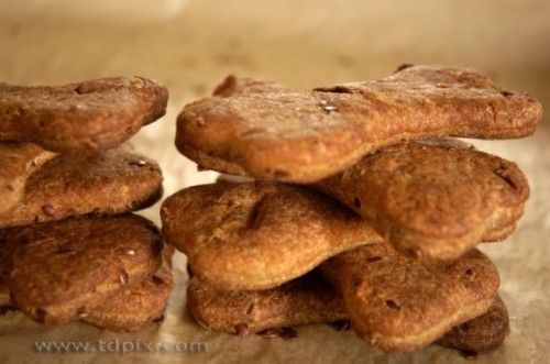 flax seed biscuits (via whiteonricecouple)