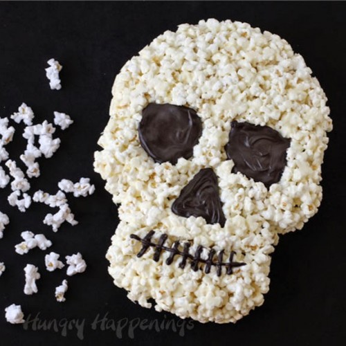 white chocolate popcorn skull (via hungryhappenings)