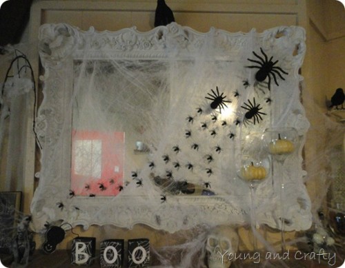 black and white Halloween mantel (via youngandcrafty)