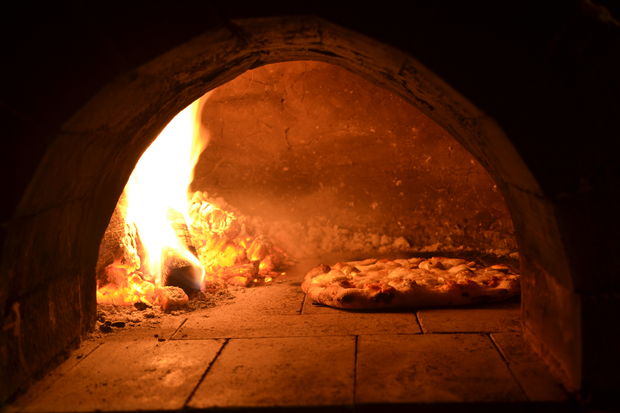 wood fired clay pizza oven (via instructables)