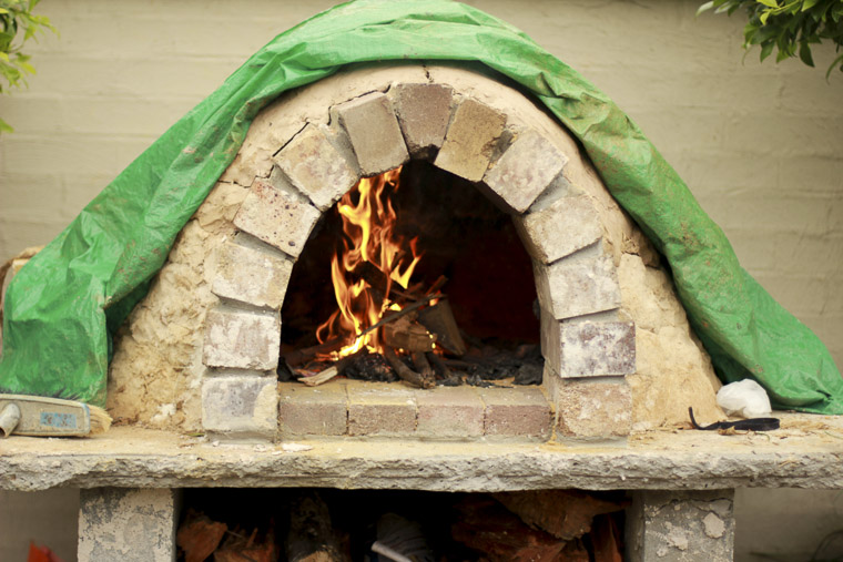 wood fired pizza oven (via thebeetleshack)