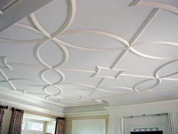 catchy trimming on the ceiling brings pattern and eye catchiness to the space