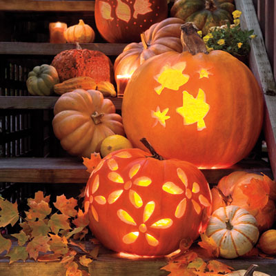 fall stairs decor with pumpkins and beautiful carved jack-o-lanterns and faux leaves is a timeless idea