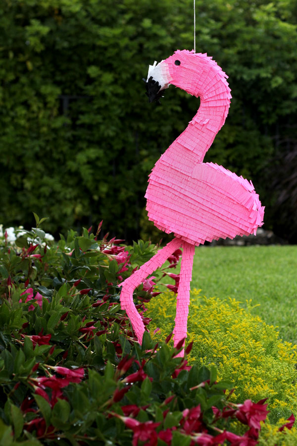flamingo pinata (via studiodiy)