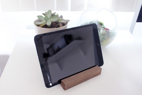 tablet stand of bass wood (via shelterness)