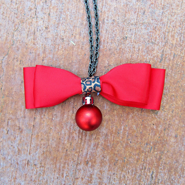 bow tie necklace (via morenascorner)