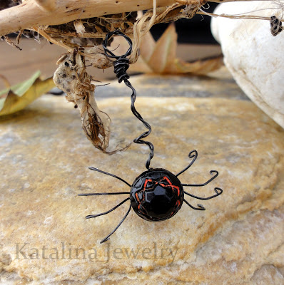 Halloween spider charm  (via katalinajewelry)