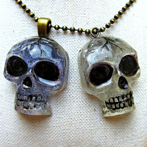 pendant skull with resin (via morenascorner)