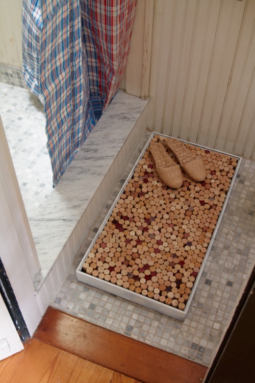 wine corks bath mat (via shelterness)