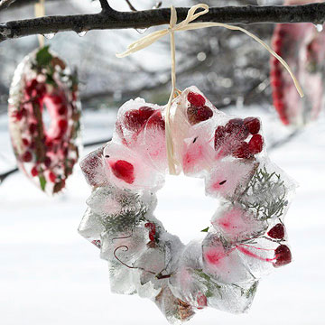 Sparkling Ice DIY Christmas Wreath (via bhg)