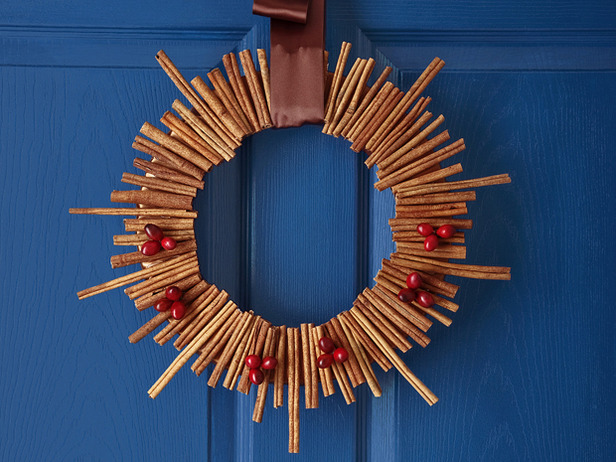DIY Cinnamon Roll Christmas Wreath (via foodnetwork)