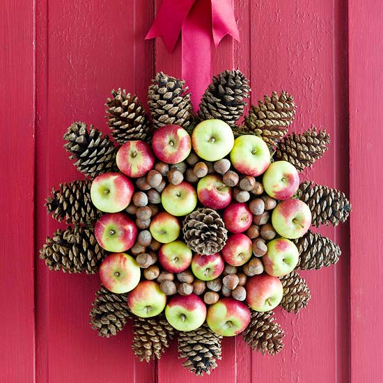 DIY Apple Medallion Holiday Wreath (via bhg)