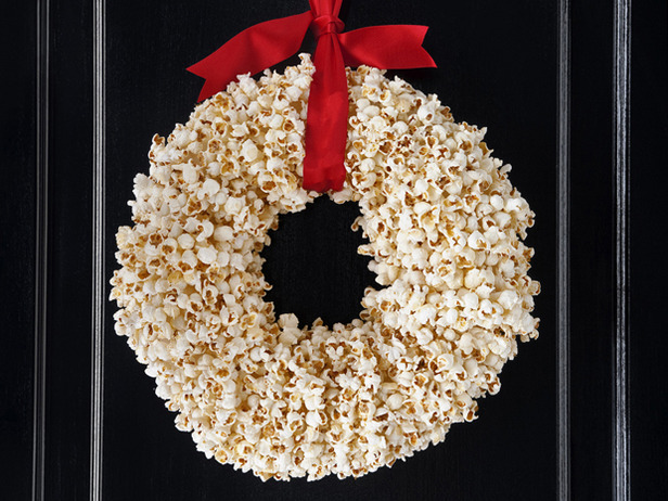 DIY Popcorn Wreath (via foodnetwork)