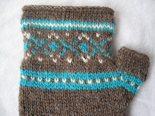 fingerless gloves with a winter pattern (via thestitcherati)